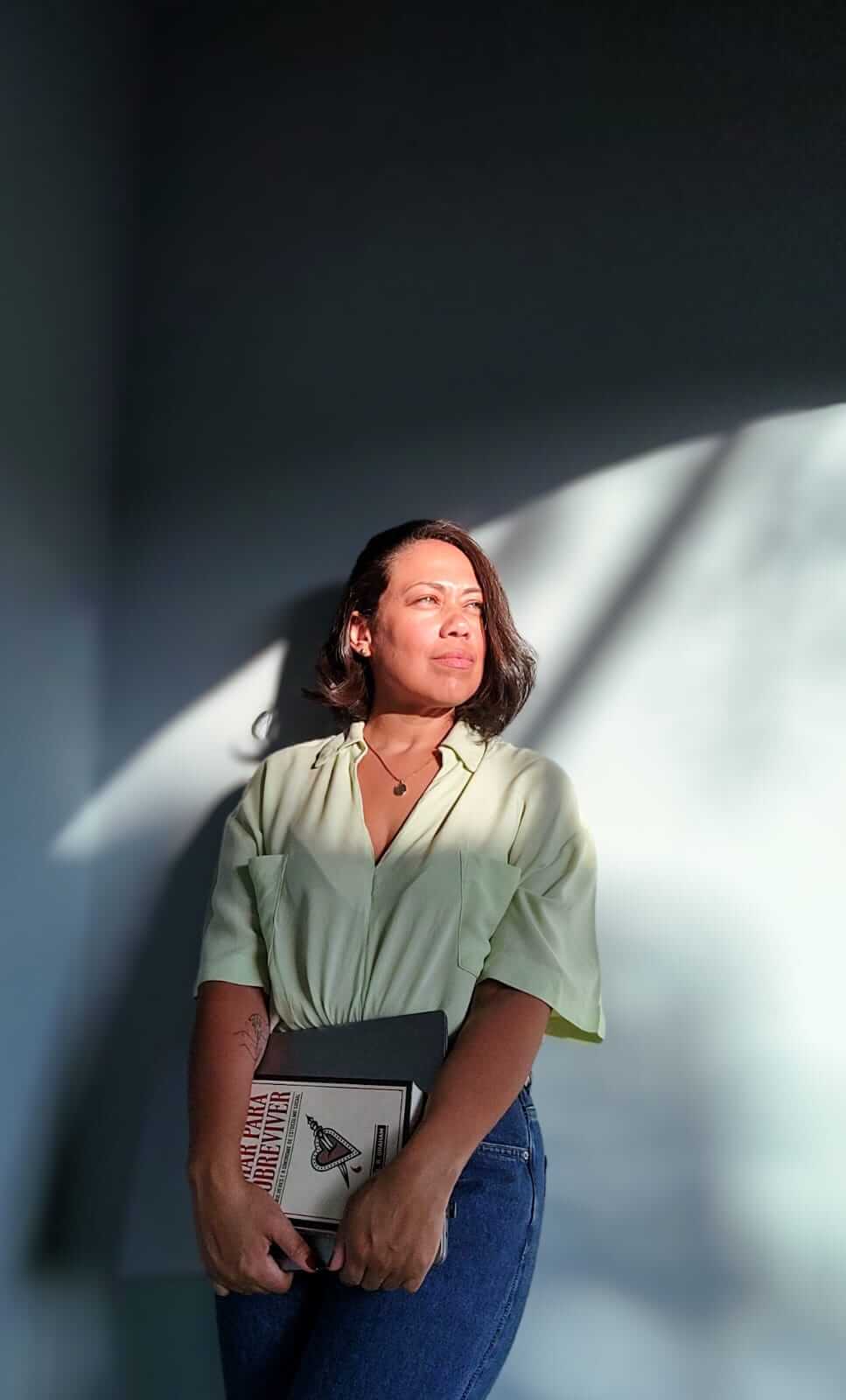 Quem vai te acompanhar Acompanho mulheres que desejam compreender seus vínculos afetivos e sair de relações que machucam. A clínica é um espaço de escuta ética, sem julgamentos, onde a fala pode ganhar lugar, sentido e cuidado.
O trabalho terapêutico acontece a partir do respeito ao tempo e à singularidade de cada mulher. A psicoterapia não oferece respostas prontas, mas convida à elaboração das experiências, à responsabilização emocional e à construção de relações mais conscientes, consigo mesma e com o outro.
Sou psicóloga formada pela Universidade Paulista desde 2017, com especialização em Psicopatologia Psicanalítica Contemporânea e Psicossomática pelo Centro Universitário São Camilo, além de formação em Psicoterapia Breve pela Universidade Paulista. Ao longo da minha trajetória, busco constante aprimoramento por meio de estudos, supervisões e grupos de reflexão clínica.
Além da formação técnica, acredito que a escuta também se constrói fora do consultório. O contato com leituras, experiências culturais, viagens, hobbys e diferentes formas de olhar para a vida amplia meu entendimento sobre os vínculos do cotidiano e se reflete diretamente na forma como conduzo o trabalho clínico.
Acredito na psicoterapia como um processo possível de transformação, que respeita o ritmo de cada mulher e favorece a construção de vínculos mais saudáveis e conscientes ao longo do tempo.